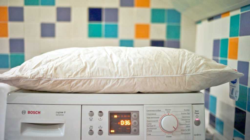 Как постирать пуховую подушку в стиральной машинке или вручную