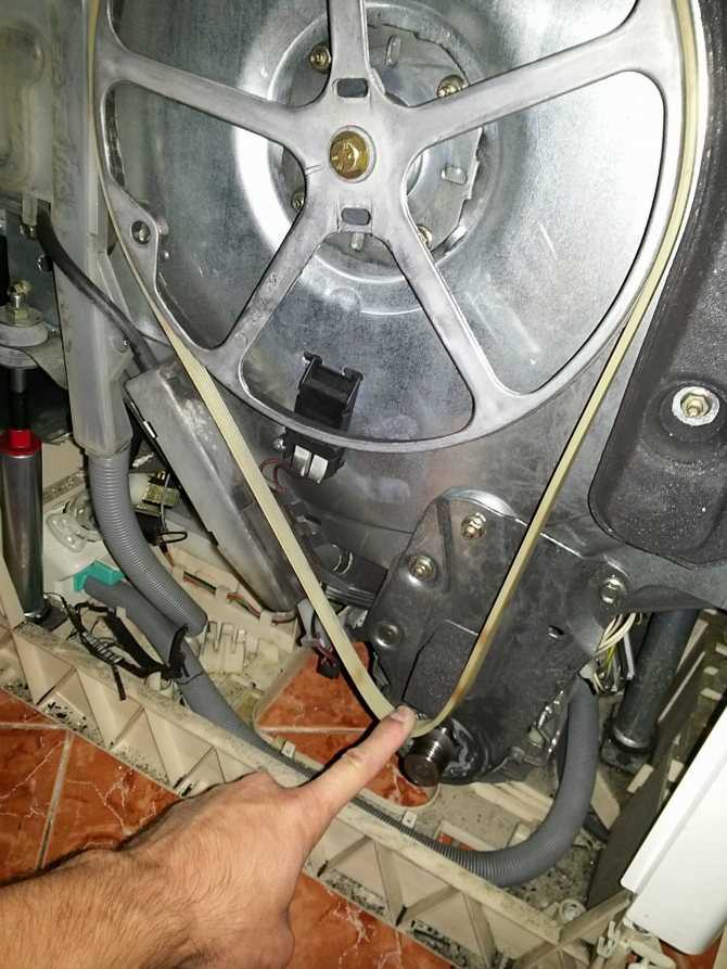 Есть несколько причин, почему не крутится барабан стиральной машины. Если при прокрутке рукой барабан крутит без усилий - значит, возможно, слетел приводной ремень.