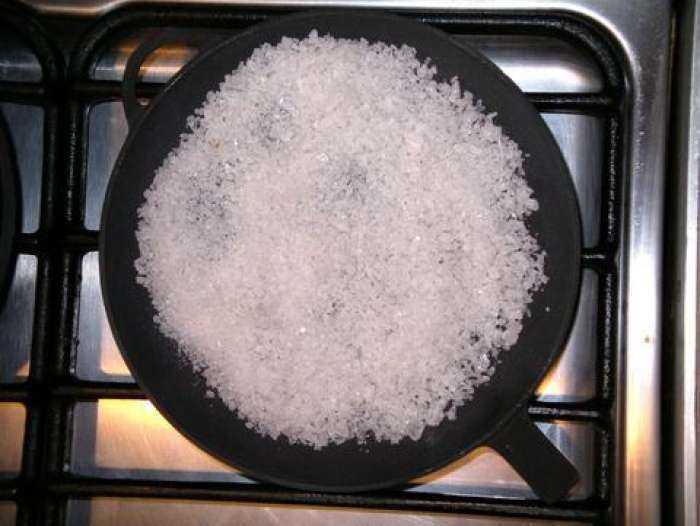 Как мыть чугунную сковороду с покрытием и без после жарки: правила и советы