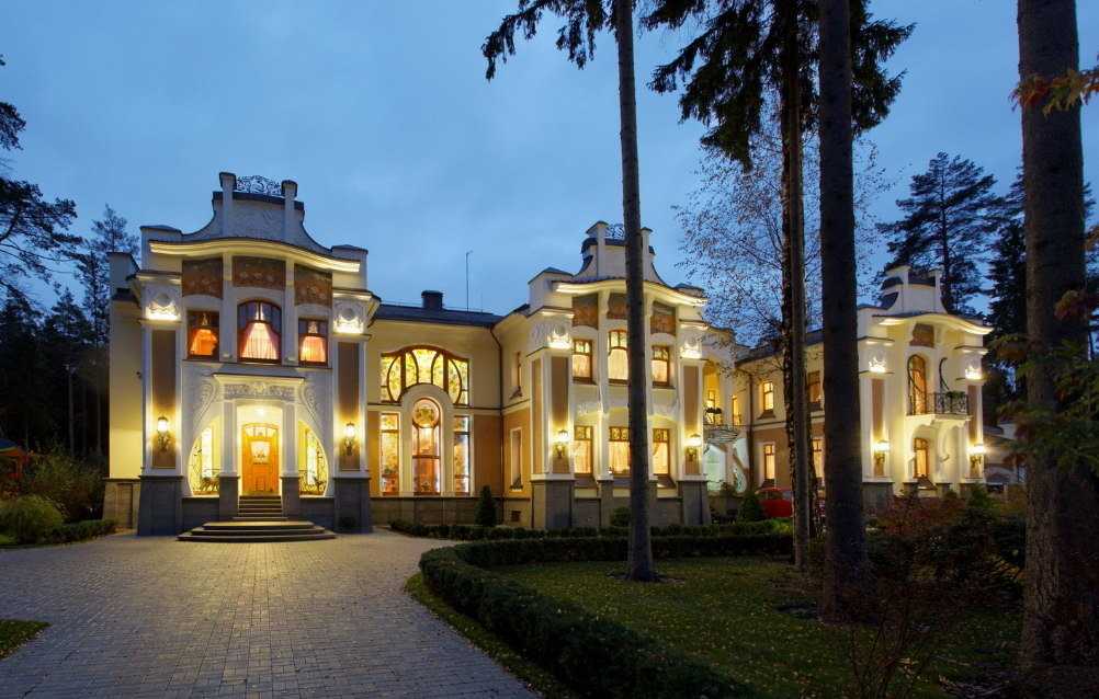 Самые дорогие дома в россии: фото и цены 10 особняков на рублевке и в других элитных поселках