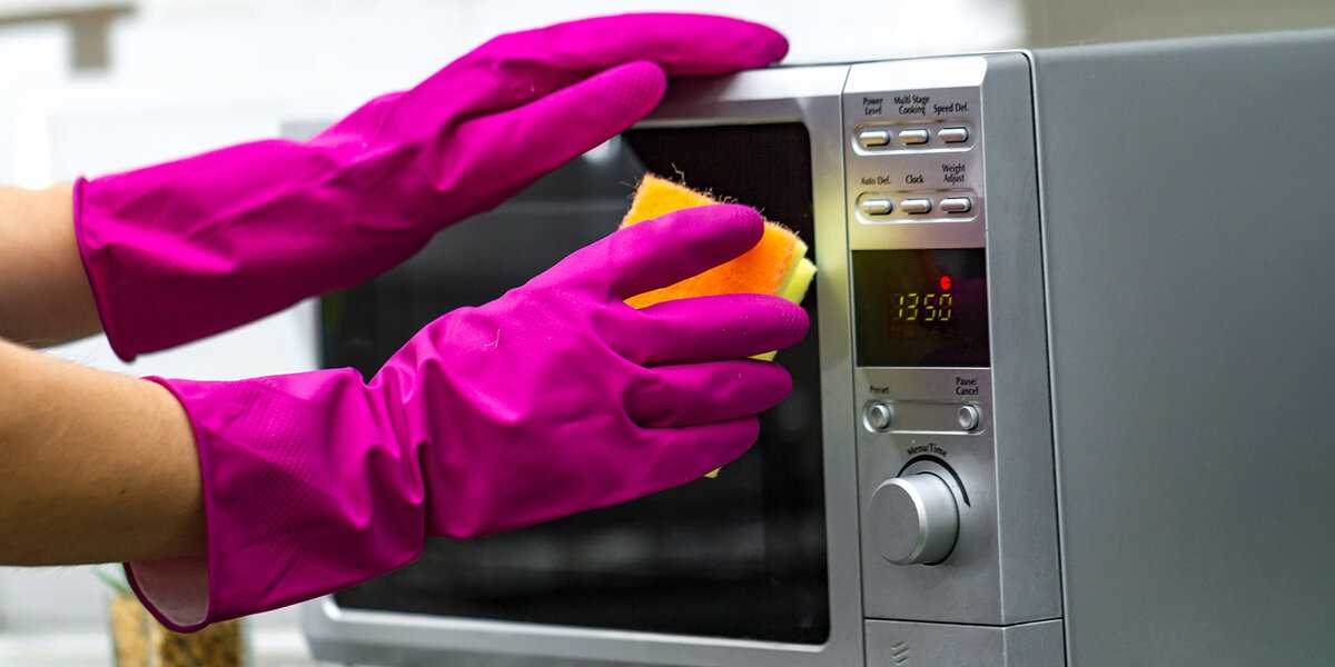 Как избавиться от запаха в микроволновой печи?