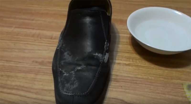 Чтобы солевые разводы не появлялись, перед выходом обработайте обувь водоотталкивающим спреем. Если соль на обуви оставила свой след, можно избавиться уксусом, спиртом, лимоном.