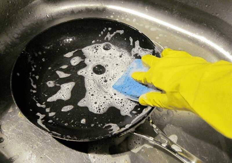 9 лучших народных методов для чистки эмалированной посуды