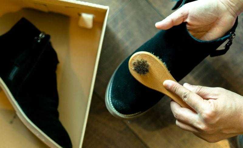 Как почистить кожаную обувь