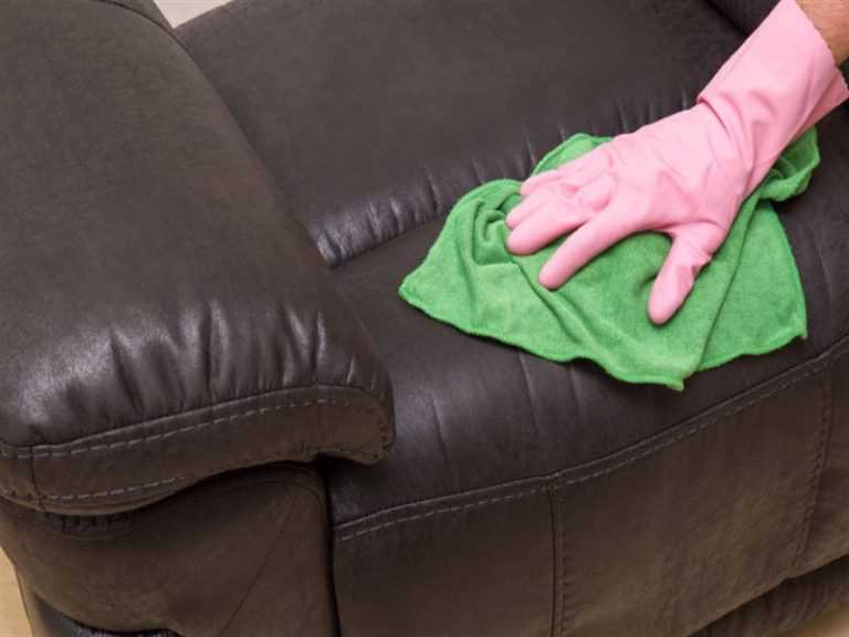 Как отмыть кровь с дивана в домашних условиях (в том числе засохшую): как убрать с кожаной и замшевого материала, вывести с ткани и других видов обивки?