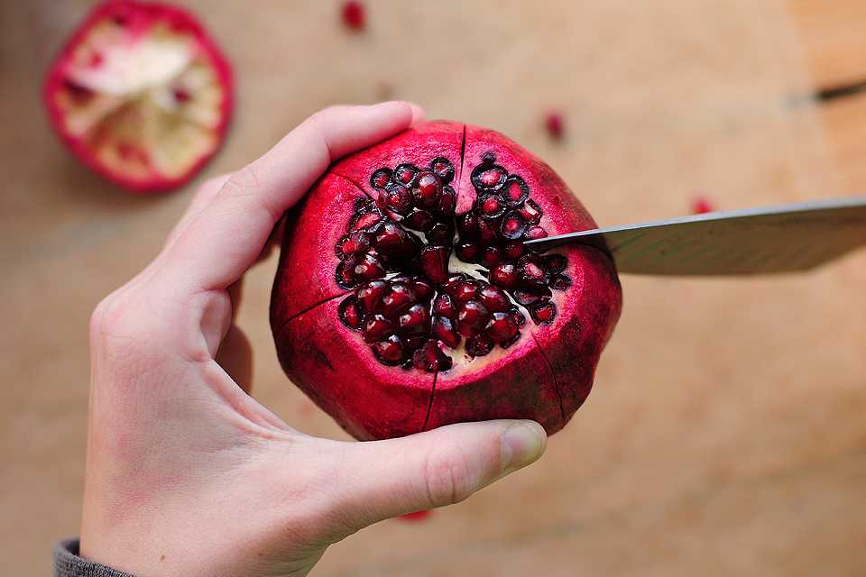 Как легко почистить гранат: лайфхаки, позволяющие разделать фрукт за 30 секунд