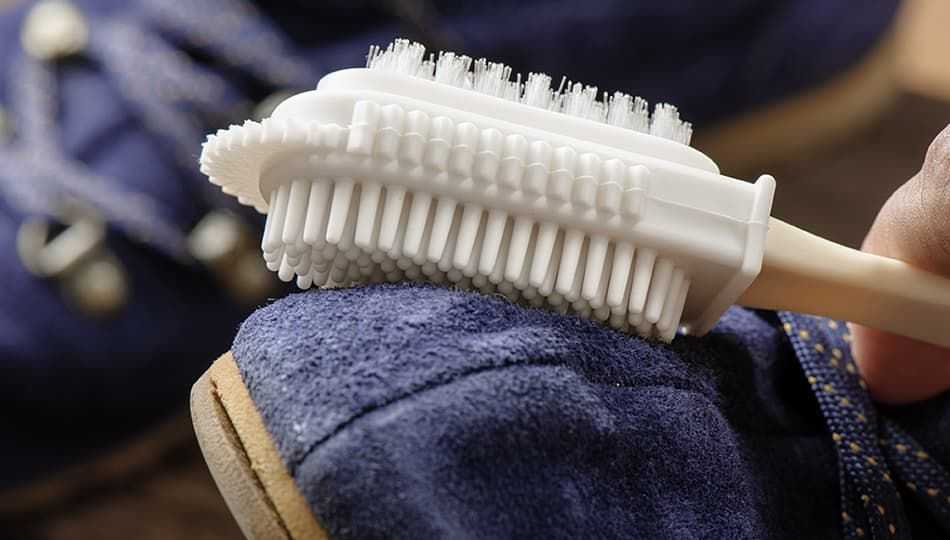Как почистить светлую замшевую обувь