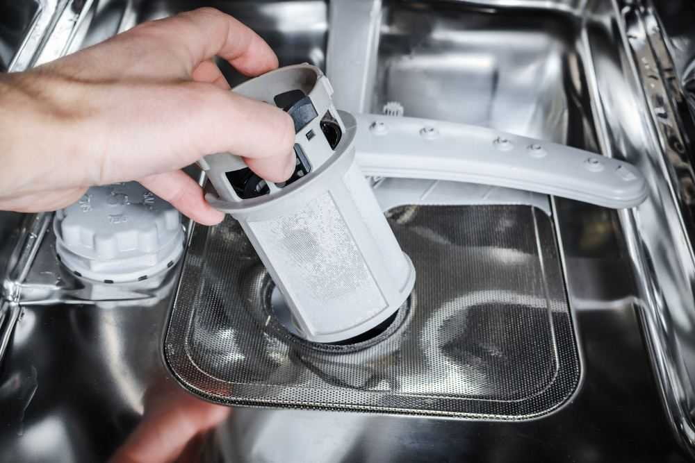 Запах в посудомоечной машины: частые причины появления и популярные способы их устранения