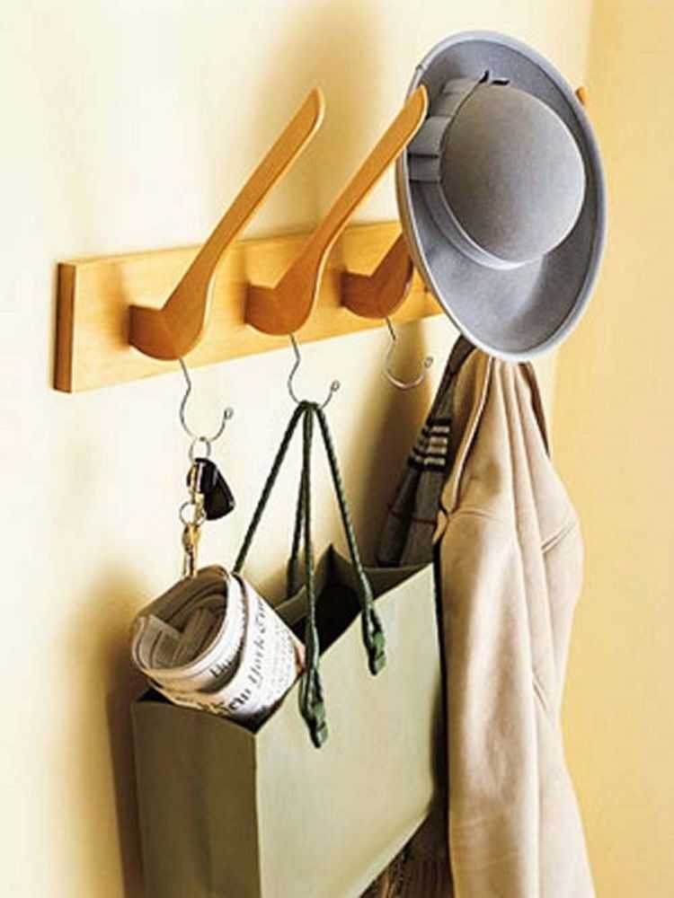 Напольная вешалка для одежды из дерева: разновидности и монтаж своими руками