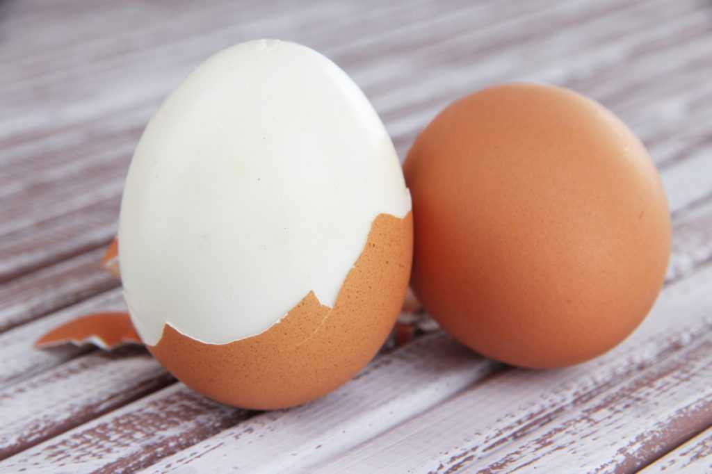 Как почистить вареные куриные яйца, всмятку, что плохо чистятся: 6 способов. как почистить перепелиные яйца? сколько и как нужно правильно варить яйца, чтобы легко чистились: советы, видео 