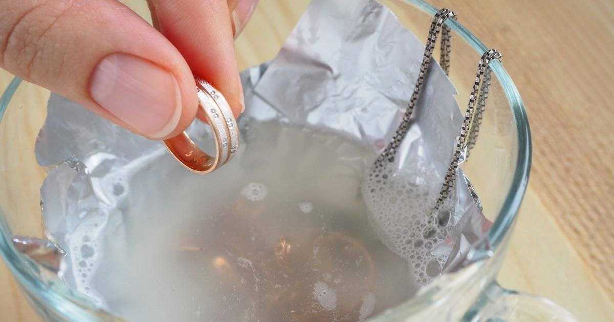 Чтобы почистить золото с бриллиантами, можно использовать простой метод: налить в кастрюльку воды, капнуть примерно чайную ложку мыла, поставить на огонь и прокипятить минут 10.