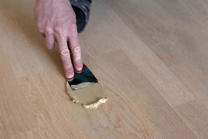 Как убрать царапины с ламината на полу в домашних условиях: как удалить подручными средствами и специальными препаратами?