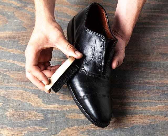 Как ухаживать за кожаной лакированной обувью в домашних условиях