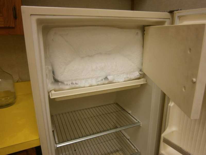 Для того, чтобы быстро разморозить холодильник, можно налить в кастрюли горячую воду и поставить на решетки. Но нельзя ставить на дно холодильника и морозилки, чтобы избежать поломок.