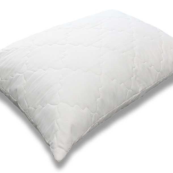 Подушки могут быть одинаково полезны, как с натуральным наполнителем, так и с искусственным. Например, подушка из пера может расплодить в себе пылевых клещей.