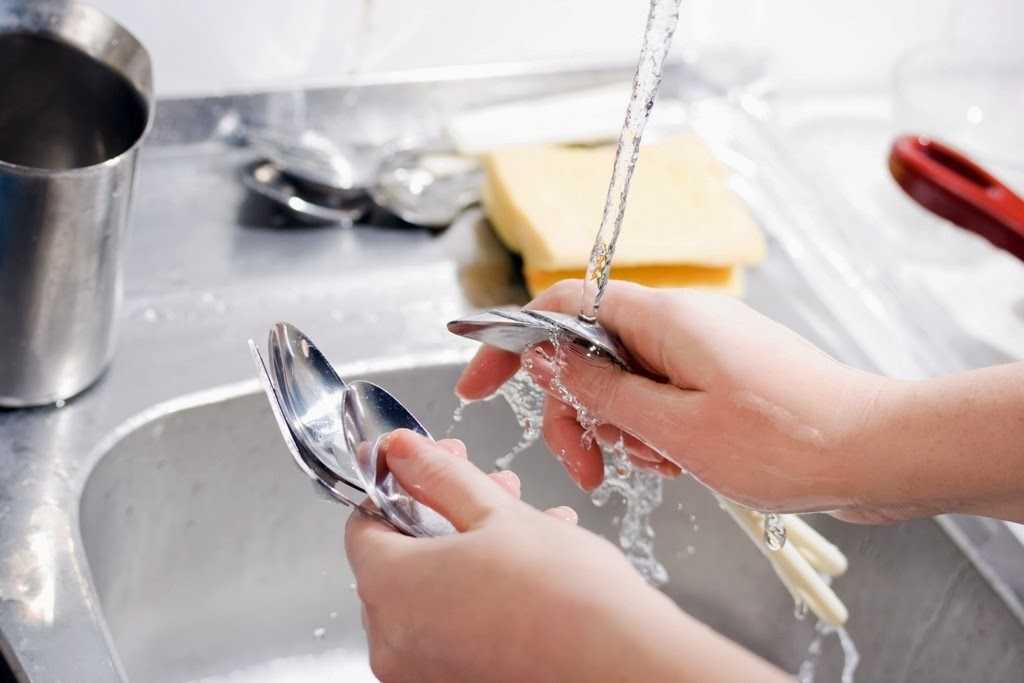 Как быстро помыть посуду? 13 фото как можно вымыть посуду руками за 5 минут, какими средствами легко и просто вычистить кухонную утварь