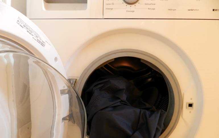 Стирка мембранной одежды: как правильно и чем (какими жидкостями) стирать мембрану в стиральной машине-автомат и вручную, правила ухода за тканью