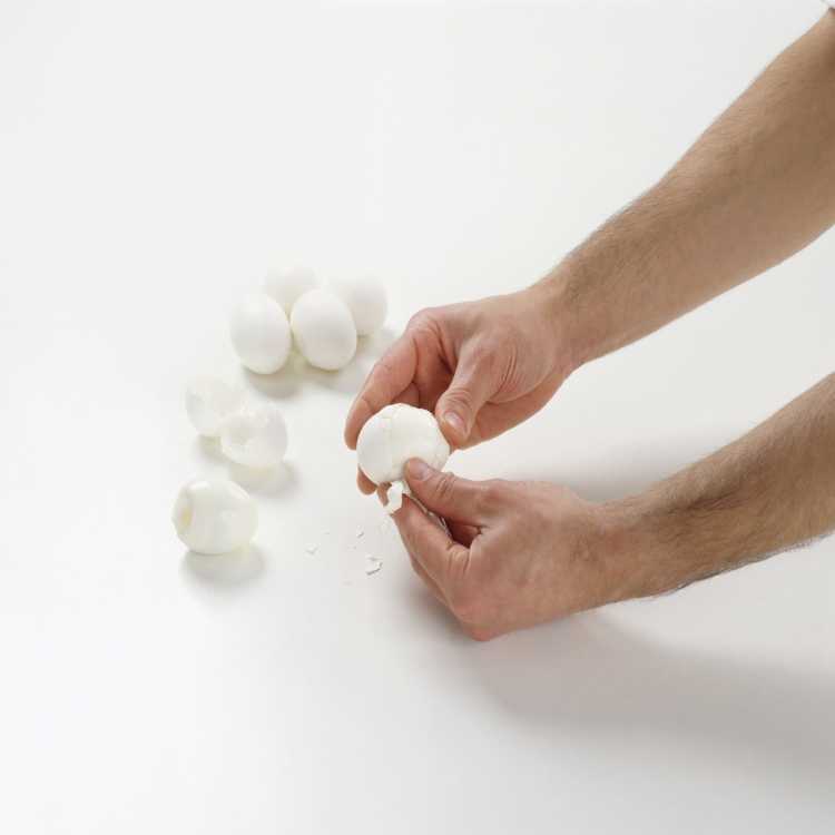 Как быстро остудить сваренные яйца после варки, чтобы они хорошо чистились
