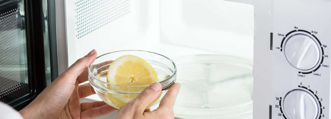 Почистить микроволновку можно за 5 минут, нам понадобится сода, уксус или лимонная кислота. В домашних условиях лучшим вариантом будет лимонная кислота.
