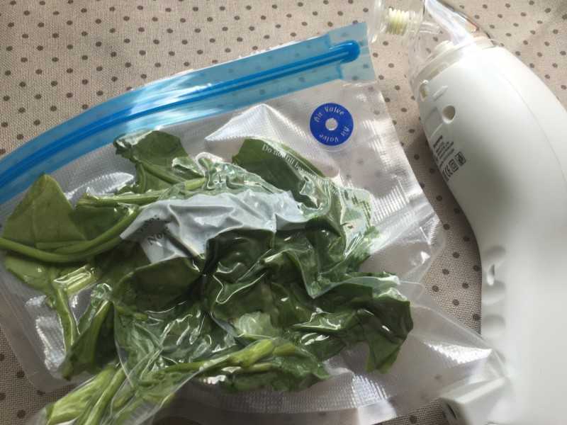 15 советов: как дольше сохранить зелень свежей в холодильнике