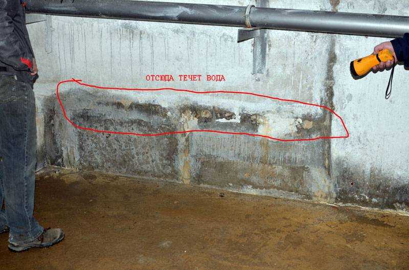 Чтобы в гараже или подвале было сухо, нужно изолировать пол и стены от влаги. Как временная мера - настелить на пол пленку, на которую насыпать глину, установить вентиляцию.