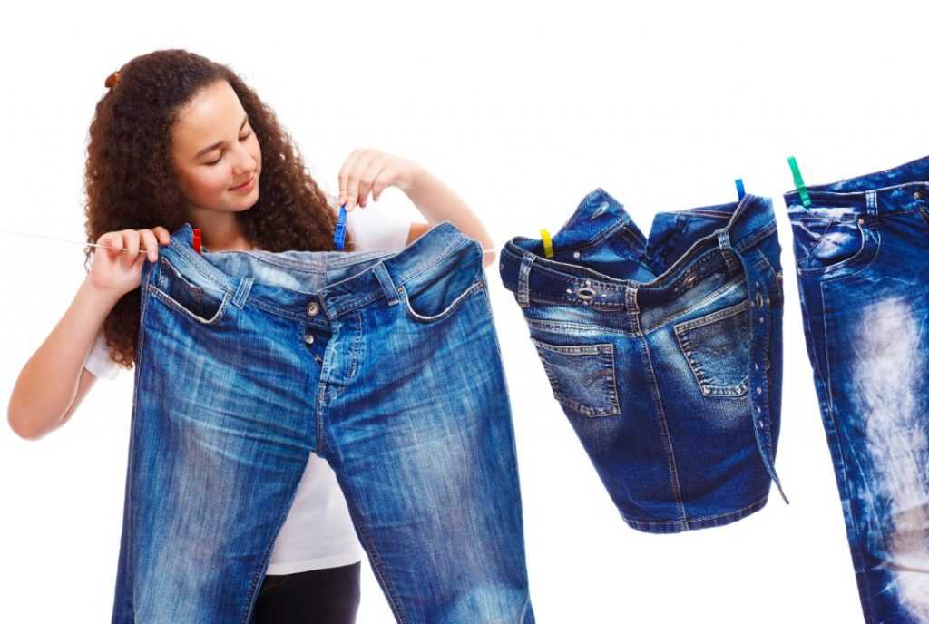 Если джинсы красятся, замочите их в воде с добавлением соли. Прополощите и повесьте их вертикально для сушки, закрепив прищепками за ремень, чтобы не заламывать.