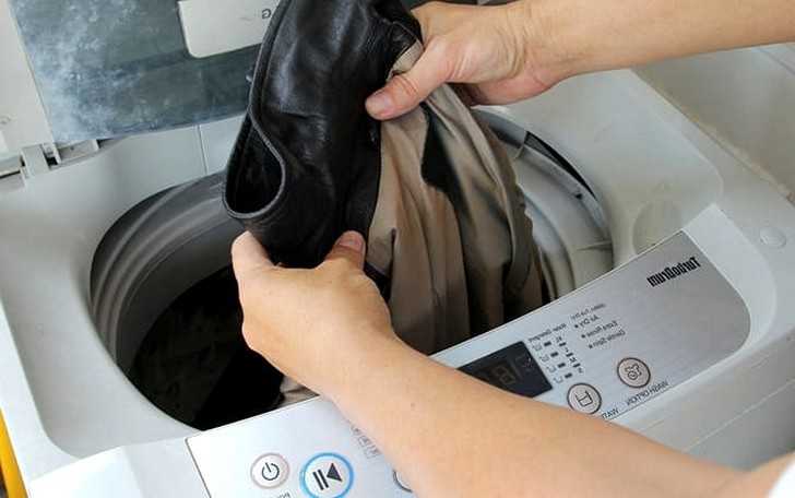 Перед тем как стирать белый пуховик, вручную или в стиральной машине, нужно вывернуть его наизнанку и проверить содержимое карманов. Стирать при температуре не выше 30-40 градусов.