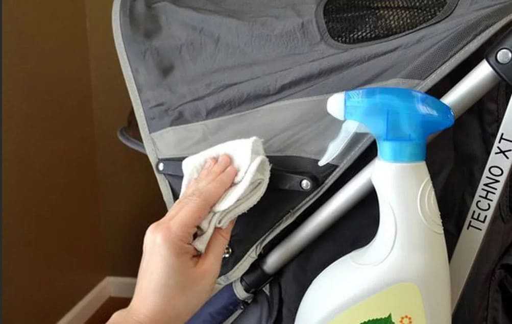 Чтобы отстирать плесень с коляски, можно воспользоваться хозяйственным мылом, белизной, мелом. Вывести плесень с ткани детской коляски можно скипидаром.