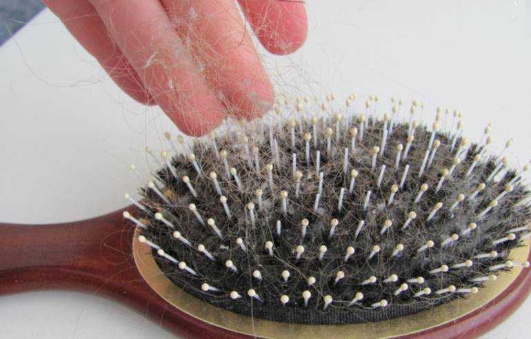 Как почистить расческу? – от волос, грязи и пыли быстро