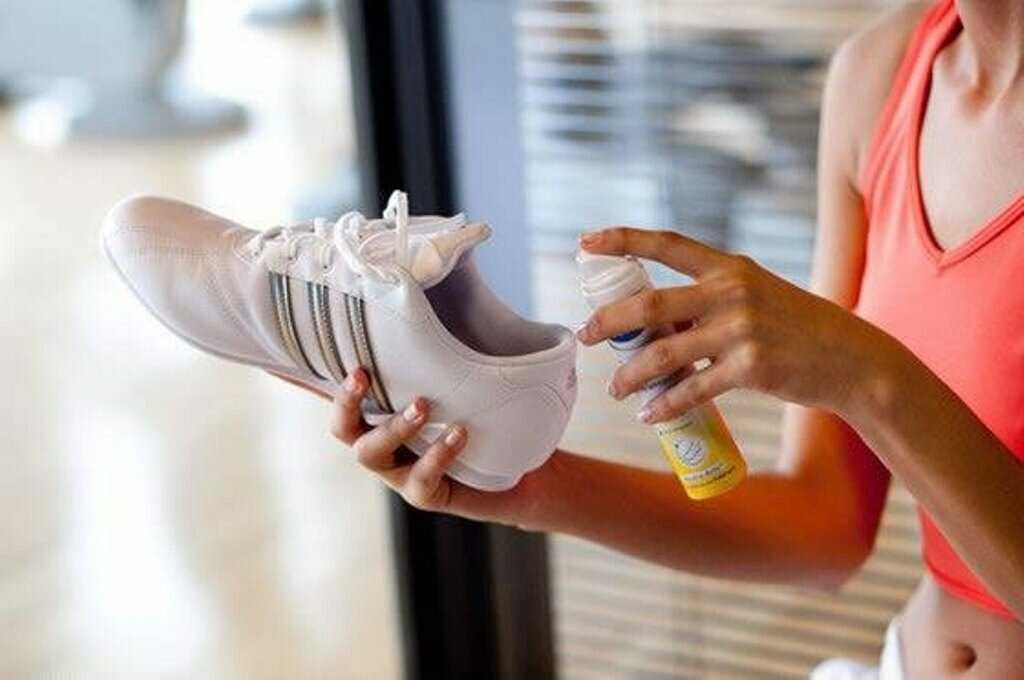 Как убрать запах из кроссовок в домашних условиях: почему обувь плохо пахнет, как быстро устранить неприятный аромат, что делать, если обувь воняет?