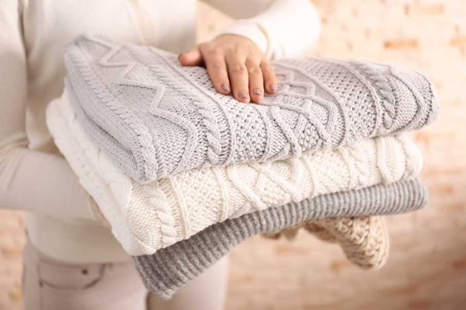 Как стирать шерстяное одеяло вручную, можно ли в стиральной машине-автомат, как почистить сухим способом, чем удалить пятна?