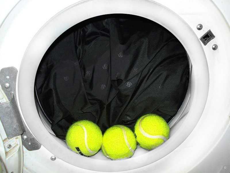 Чтобы постирать пуховик в стиральной машинке, нужно купить специальные шарики для пуховых изделий или обычные теннисные мячи. Порошок использовать жидкий, он лучше выполаскивается.
