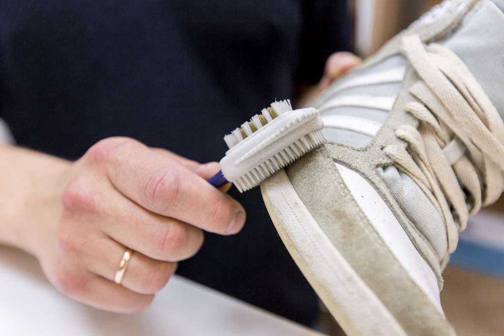 Как восстановить замшевую обувь: в домашних условиях