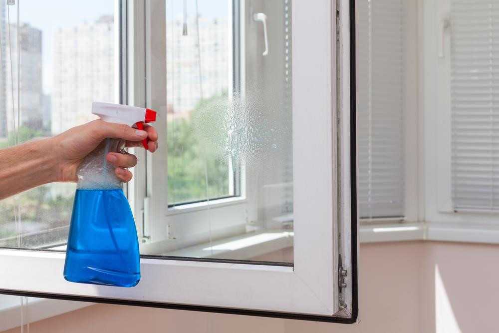 Есть множество вариантов помыть окна без разводов. Народным методом является мытье стекол с добавлением марганцовки. Но таким способом можно помыть только стекла.