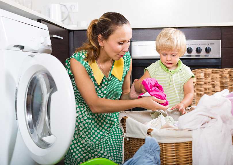 Как стирать детские вещи и пеленки: на каком режиме, температуре, можно ли со взрослыми, чем лучше, как правильно выводить старые, желтые пятна?