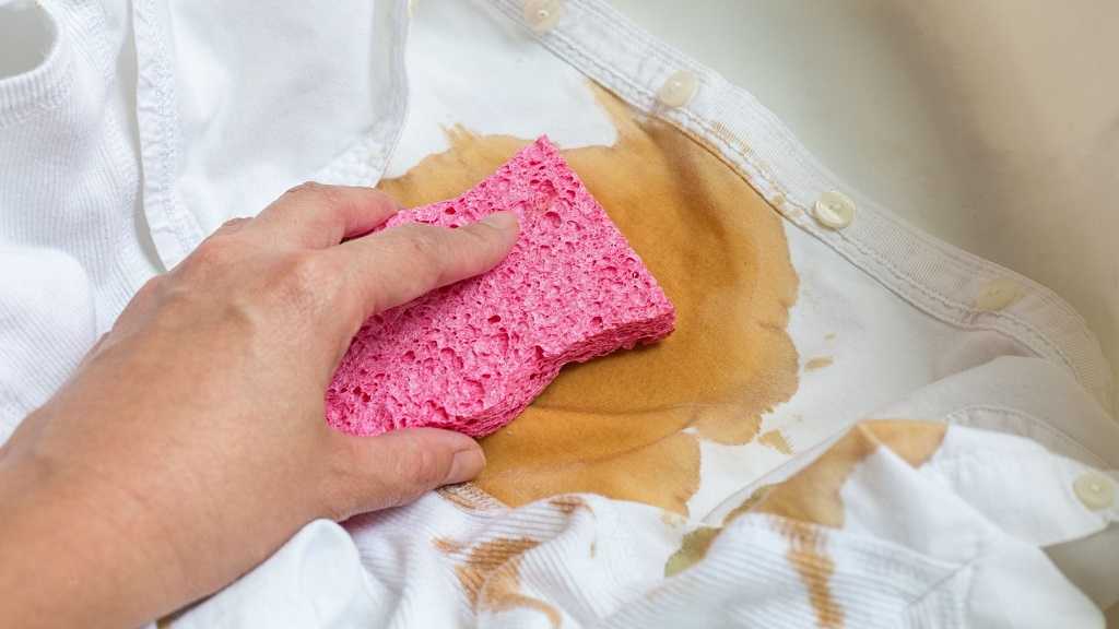 Чем и как быстро вывести жирное пятно с одежды из разных тканей в домашних условиях