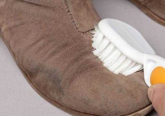 Как вывести жирное пятно с замшевой обуви