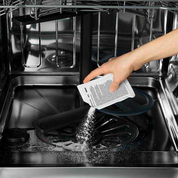 Как убрать неприятный запах из посудомоечной машины
