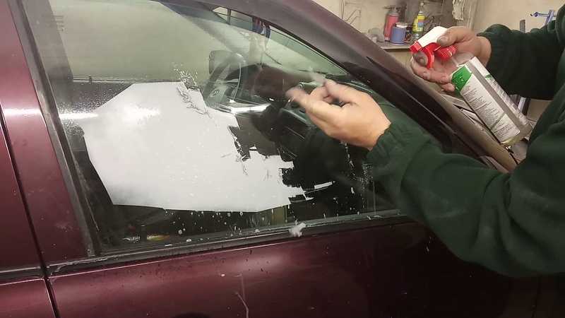 Чем смыть клей после тонировки со стекла автомобиля?