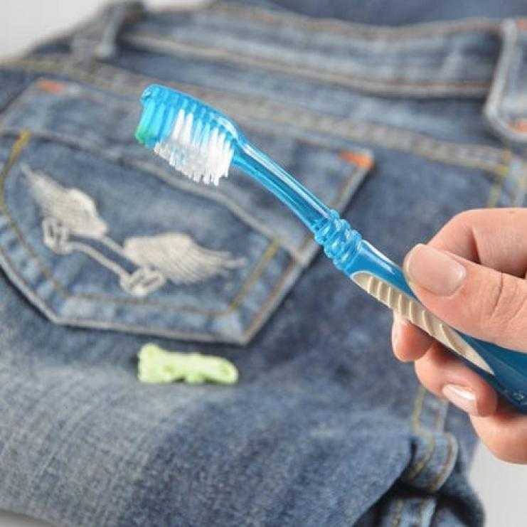 Как убрать жвачку с джинсов: чем можно быстро отлепить жевательную резинку и оттереть следы от нее в домашних условиях?