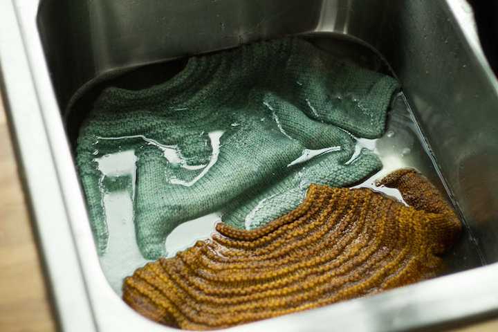 Как правильно стирать шерстяные вещи, чтобы не сели (вручную, в стиральной машине)