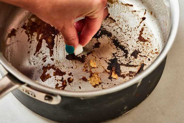 Как отмыть пригоревшую эмалированную кастрюлю?  (19 фото) как почистить посуду от подгоревшего варенья, чем отчистить ковш от темного налета