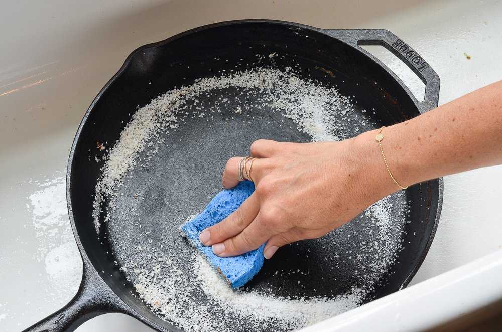 Как очистить чугунную сковородку от черного нагара в домашних условиях, как убрать народными средствами, удалить специальными препаратами?