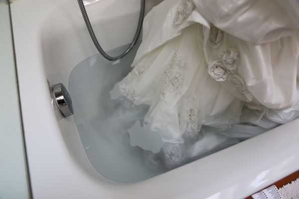 Как постирать свадебное платье в домашних условиях - советы специалистов / vantazer.ru – информационный портал о ремонте, отделке и обустройстве ванных комнат