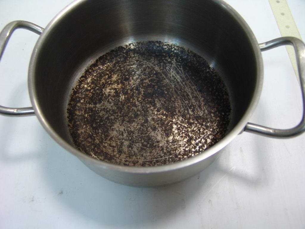 Пригорела эмалированная кастрюля: как отмыть нагар, очистить налет