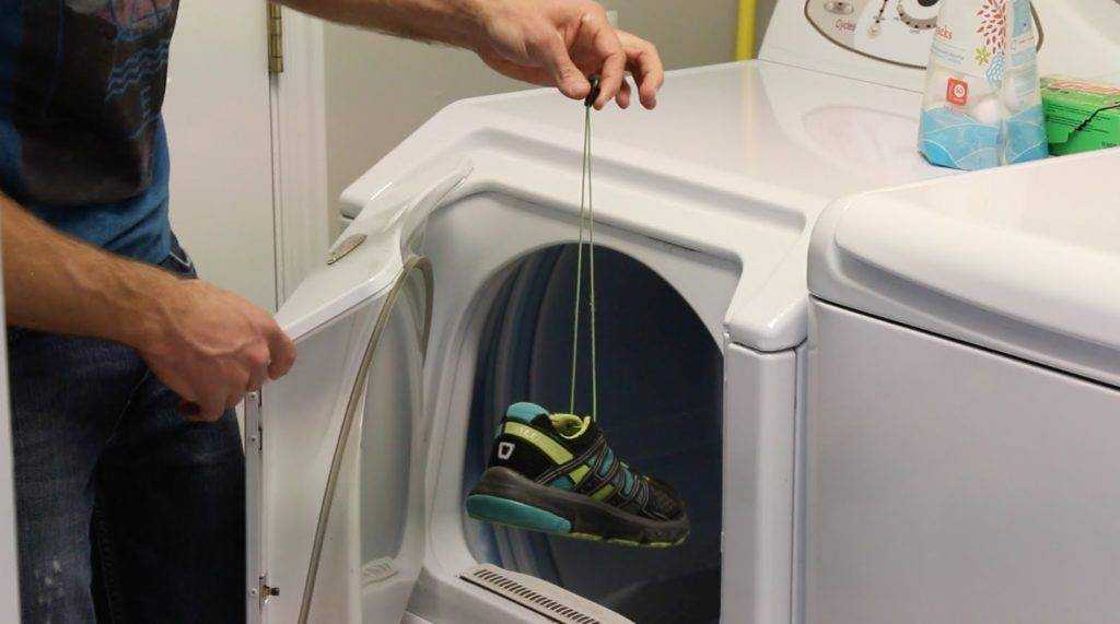 Стирать кроссовки можно как в стиральной машине, так и вручную. При стирке в машинке выберите деликатный режим или режим ручной стирки, а температуру - 30-40 градусов.