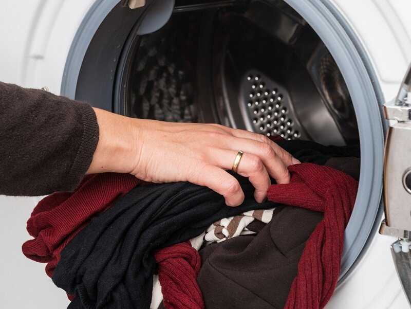 Чтобы постирать мембранную одежду в стиральной машине, нужно выбрать самый деликатный режим, температуру не выше 30 градусов. Стирать мембрану можно только...